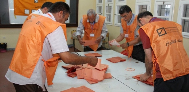 Funcionários manuseiam cédulas em uma sessão eleitoral em Trípoli, na Líbia - Hamza Turkia/Xinhua