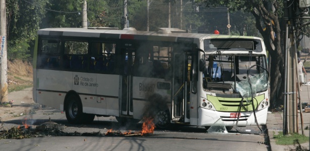 Moradores de Costa Barros depredaram ônibus em protesto após a morte de uma criança de quatro anos durante um tiroteio - Alessandro Costa/Agência O Dia/Estadão Conteúdo
