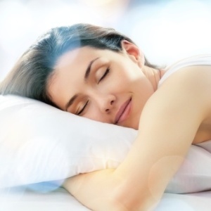 O estudo revelou que a qualidade do sono e o humor melhoravam independentemente da maneira como os indivíduos emagreceram - Thinkstock/Getty Images