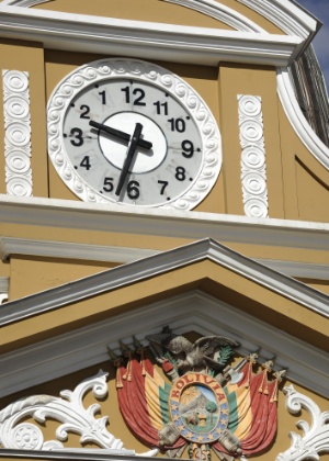 25.jun.2014 - O "relógio do sul" no alto do Congresso da Bolívia, em La Paz; relógio foi alterado para girar no sentido anti-horário em defesa da "identidade boliviana" - Jorge Bernal/AFP