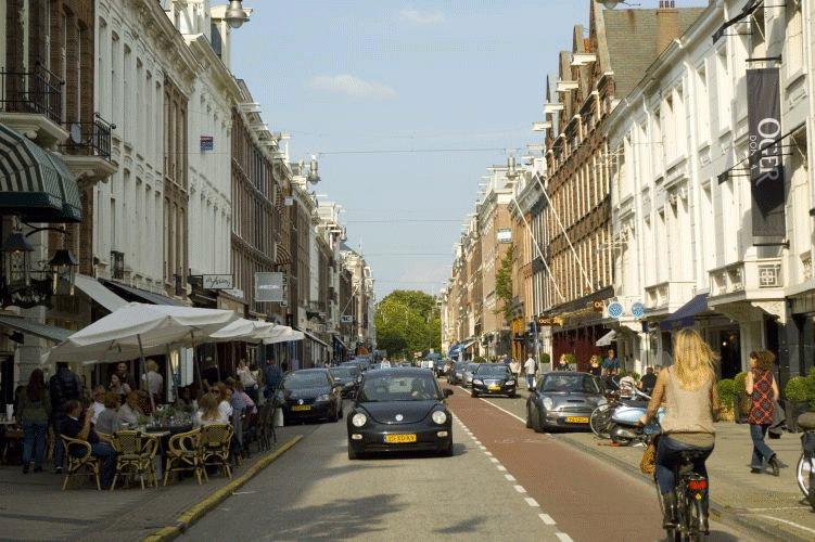 Em Amsterdam, na Holanda, as ciclovias existem mesmo em ruas estreitas, deixando apenas uma faixa para os carros - Divulgação
