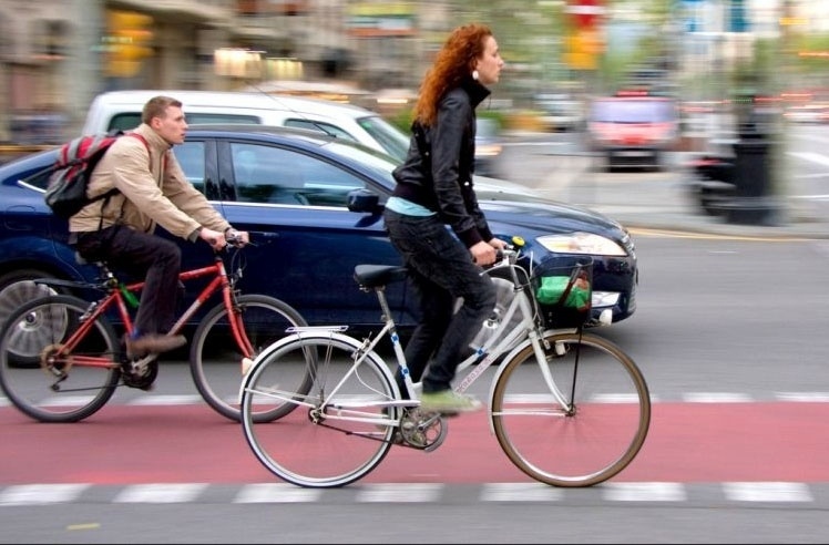Em Barcelona, na Espanha, as ciclofaixas são pintadas de vermelho para se diferenciar do resto da pista - Colville Andersen