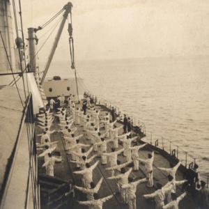 Marinheiros fazem exercício matinal à bordo de navio de guerra alemão em local desconhecido em foto de 1917 - Archive of Modern Conflict London/Reuters 