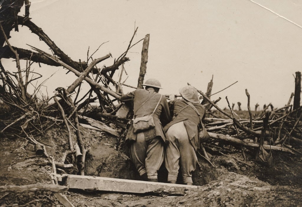 Fotos Fotos Trazem Cenas In Ditas De Celebra O E Destrui O Na   Oficiais Britanicos Observam Artilharia Militar Durante Batalha Do Somme Uma Das Maiores Da Primeira Guerra Mundial Na Francca Em 1916 A Foto Faz Parte De Uma Colecao Inedita De Imagens Da Primeira 1403709275791 1024x704 