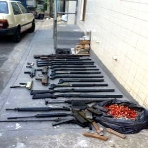 Armas foram encontradas em uma localidade conhecida como Guarabu - Divulgação/Polícia Militar