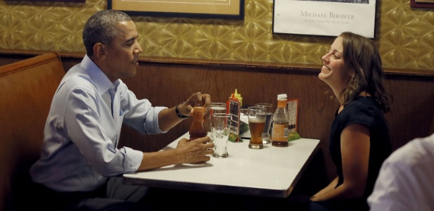 Obama conversa com Rebekah Erler em um restaurante de Mineápolis - Jerry Holt/Zumpress/Xinhua