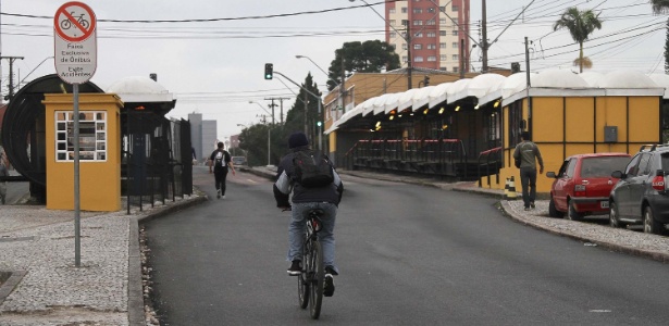 Terminais de ônibus amanheceram vazios em Curitiba nesta sexta-feira (27) - Vagner Rosario/Futura Press/Estadão Conteúdo
