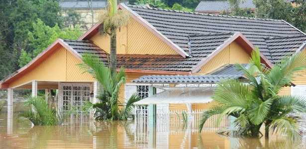 28.jun.2014 - Já são 4.675 pessoas que deixaram suas casas devido às chuvas no Rio Grande do Sul - Ronaldo Bernardi/Agência RBS