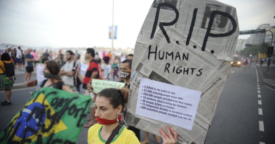 29.jun.2014 - Caminhada silenciosa protesta pelo direito à livre manifestação e contra a violação de direitos humanos nas favelas, na orla de Copacabana, na zona sul do Rio de Janeiro, neste domingo