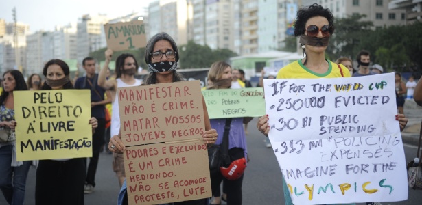 Cariocas fizeram uma caminhada silenciosa em protesto pelo direito à livre manifestação e contra a violação de direitos humanos nas favelas, na orla de Copacabana, zona sul do Rio de Janeiro - Fernando Frazão/Agência Brasil