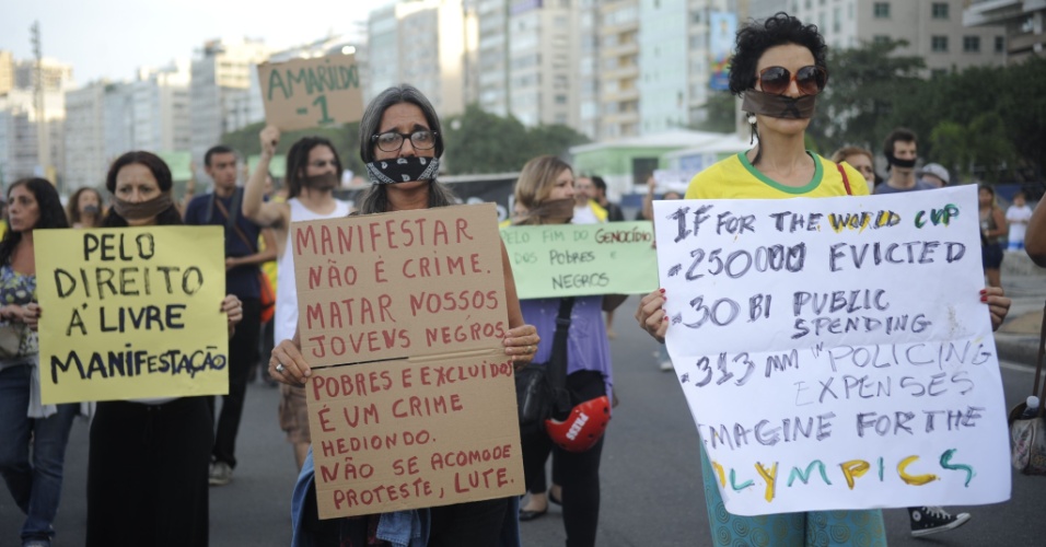 29.jun.2014 - Caminhada silenciosa protesta pelo direito à livre manifestação e contra a violação de direitos humanos nas favelas, na orla de Copacabana, na zona sul do Rio de Janeiro, neste domingo