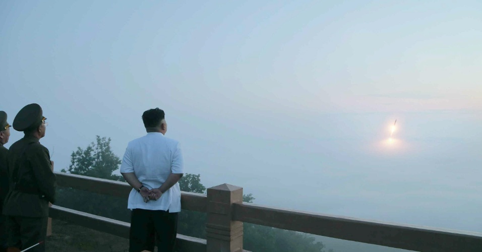 Foto divulgada neste domingo (29) pelo Rodong Sinmun, periódico regulado pelo Partido dos Trabalhadores da Coreia do Norte, mostra o ditador Kim Jong-Um observando um foguete tático da Força Estratégica do Norte, em um local não especificado 