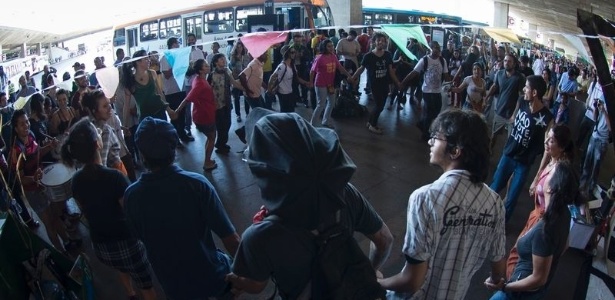 Manifestantes do MPL e do Comitê Popular da Copa dançam quadrilha na rodoviária do Plano Piloto, em Brasília - Marcelo Camargo/Agência Brasil