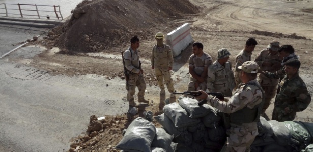 30.jun.2014 - Militares reforçam a segurança na fronteira entre Kirku e Tirik, no norte do Iraque - Khalil al-A"nei/EFE