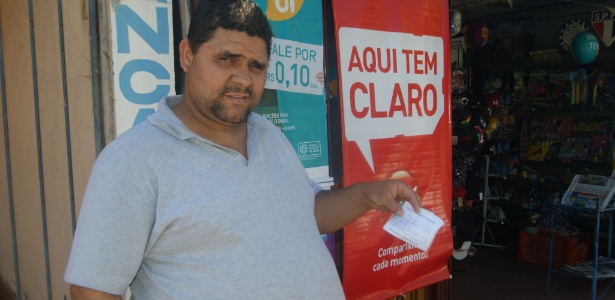 O inspetor de alunos Abraão Santana está com dívida de R$ 322 no SPC por conta da falta de repasse da Prefeitura de Americana - Eduardo Schiavoni/UOL
