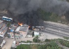 Após mortes em ação da PM, manifestantes ateiam fogo em ônibus no RJ - Genilson Araújo/Parceiro/Agência O Globo