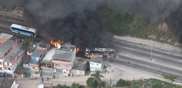 Os veículos teriam sido queimados em represália a uma ação policial - Genilson Araújo/Parceiro/Agência O Globo