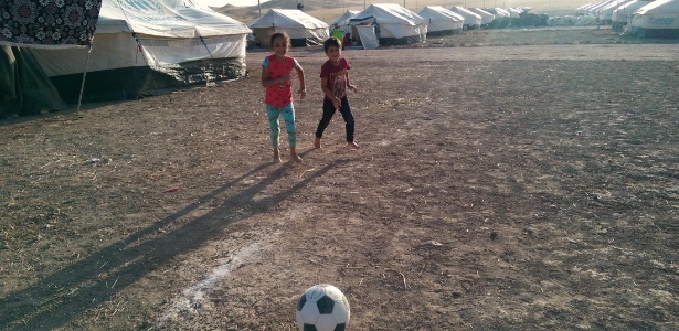 Crianças que fugiram de Mosul jogam futebol em campo de refugiados no Iraque - Reuters - Reuters