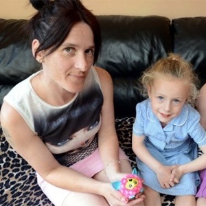 Louise Wilkinson (esq) comprou dois Furbys para sua filha e para as netas; à direita, Tia, 4 - Reprodução/Daily Mail 