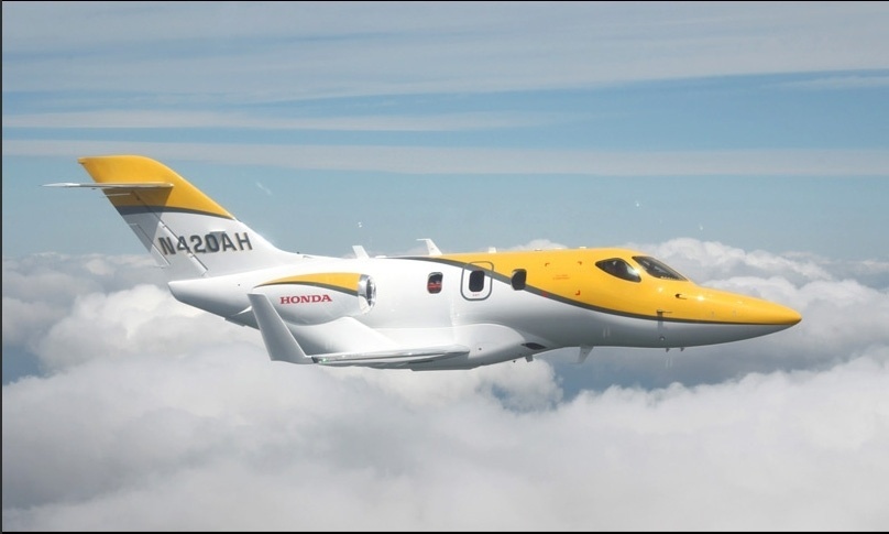O avião de US$ 4,5 milhões tem capacidade para cinco passageiros, e dois motores montados sobre as asas - Divulgação/Honda