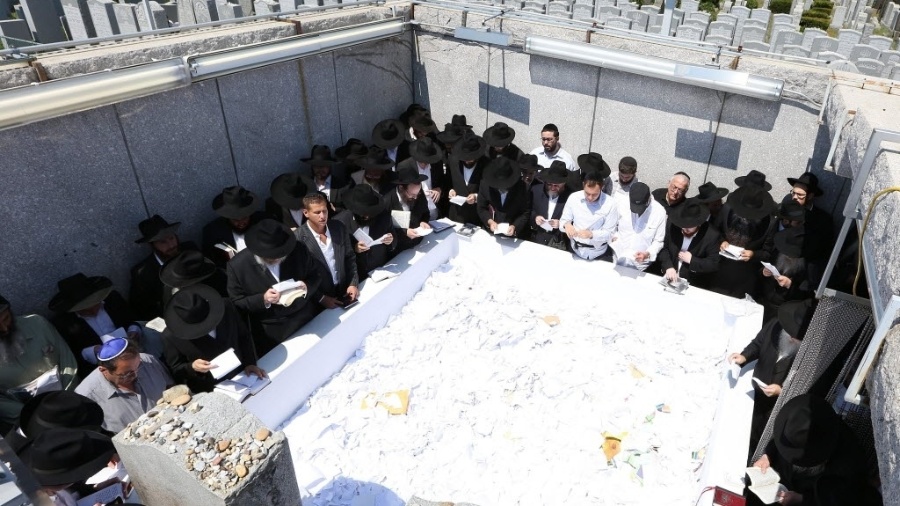 Arquivo - Judeus visitam a tumba de rabino ortodoxo em cemitério no Queens, em Nova York - Andrew Gombert/EFE