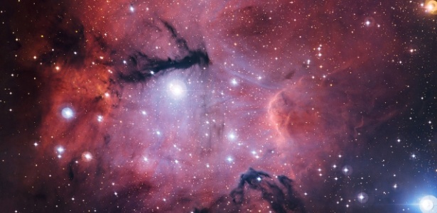 A nuvem de gás e poeira cósmica Gum 15 tem aparência irregular devido à distribuição das estrelas e do gás  - ESO
