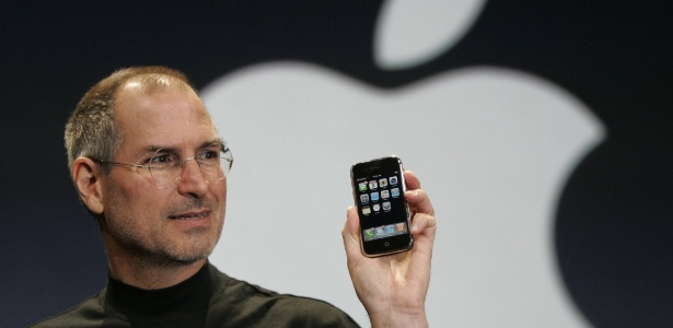 Iphone foi apresentado por Jobs em janeiro de 2007 e chegou às lojas em junho do mesmo ano - Paul Sakuma - 9.jan.2007/AP