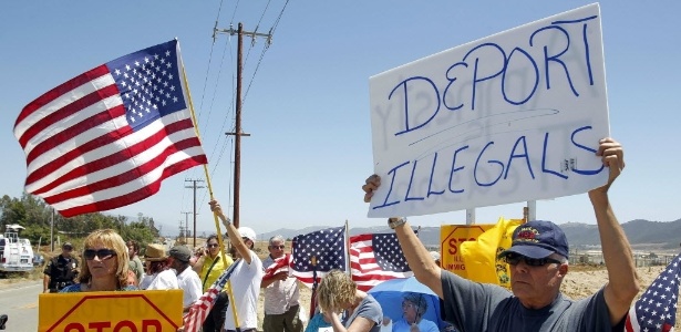 Manifestantes contra imigrantes da América Central pegou alguns moradores da cidade de Murrieta, na Califórnia, de surpresa. Os hispânicos são a maior parte da população do Estado - Hayne Palmour/Xinhua