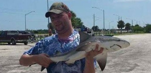 O pescador Steven Henson posa com tubarão-touro capturado em lago da Flórida (EUA) - Reprodução/Facebook