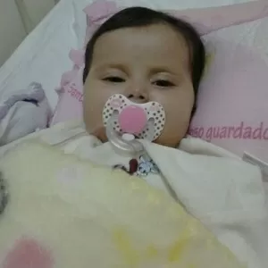 EUA: bebê brasileira com síndrome rara consegue transplante