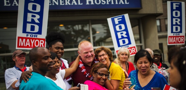 O prefeito de Toronto, Rob Ford, posa para foto com populares em sua primeira aparição pública após retornar de uma clínica de reabilitação para dependentes de drogas - Mark Blinch/Reuters