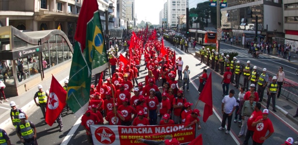 Centenas de manifestantes ligados a sindicatos bloquearam a avenida Paulista para protestar nesta quinta-feira - Dário Oliveira/Código19/Ag. O Globo