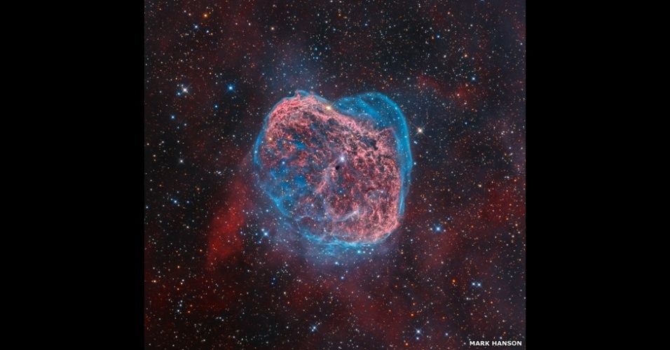 3.jul.2014 - Esta fotografia foi tirada no Rancho Hidalgo, Novo México, nos EUA. Ela revela o calor da Nebulosa Crescente brilhando em um turbilhão de vermelho e azul