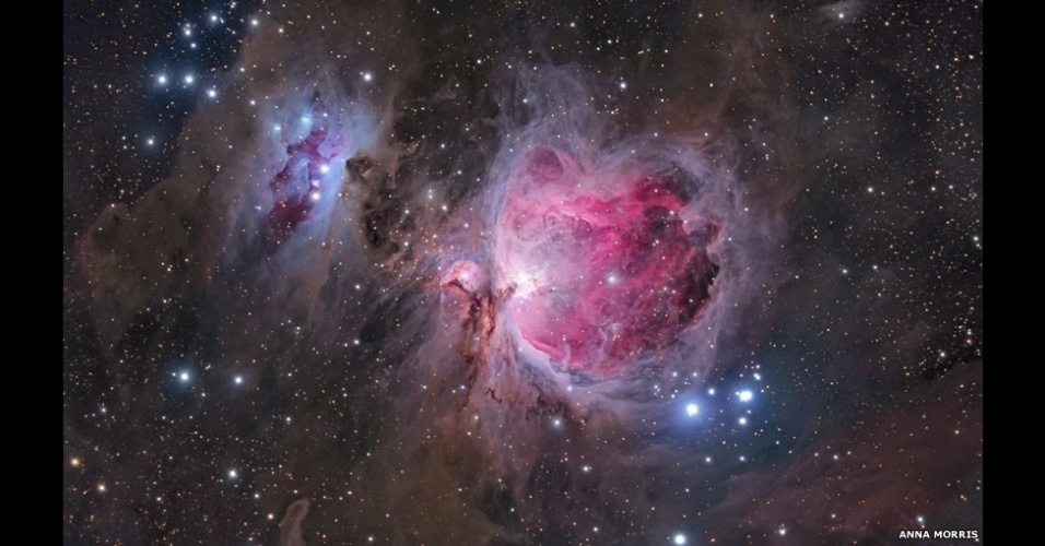 3.jul.2014 - Esta imagem da nebulosa de Orion mostra cavidades enormes cheias de gás hidrogênio, rosa, e a névoa do reflexo da luz das estrelas, azul