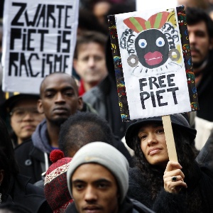 Foto de 16 de novembro de 2013 mostra manifestantes em protesto em Amsterdã contra "Zwarte Piete" (Pedro Preto), ajudante do Papai Noel na tradição holandesa - Bas Czerwinski/ANP/AFP