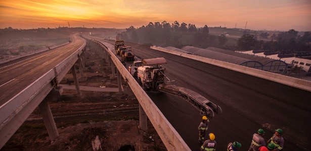 Operários trabalham no leste do Rodoanel nesta imagem de julho de 2014 - Marlene Bergamo/Folhapress