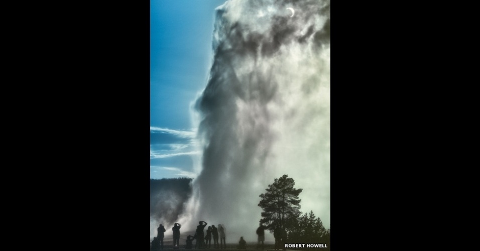 3.jul.2014 - Robert Howell registrou visitantes do parque nacional de Yellowstone, nos EUA, assistindo a uma erupção do gêiser Old Faithful, durante um eclipse parcial do sol