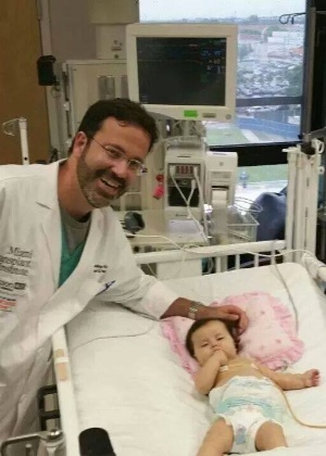 O médico brasileiro Rodrigo Vianna ao lado da bebê SofiaGonçalves de Lacerda, de seis meses, no Jackson Memorial Hospital - Divulgação/Ajude Sofia