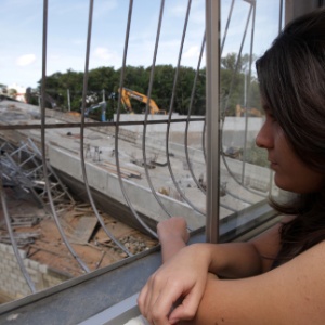 Moradora de um edifício próximo ao local da queda do viaduto  olha local da tragédia - Fernanda Carvalho/O Tempo/Agência O Globo