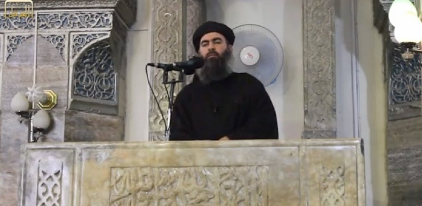 Abu Bakr al-Baghdadi apareceu pela 1ª vez em público em junho do ano passado na Grande Mesquita da cidade de Mossul, no Iraque  - Furqan Media/EPA/EFE