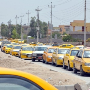 Taxistas iraquianos esperam em uma longa fila para encher o tanque de seus carros em um posto de combustível, em Kirkuk, no norte do Iraque - Khalil Al-A?Nei/EPA/EFE