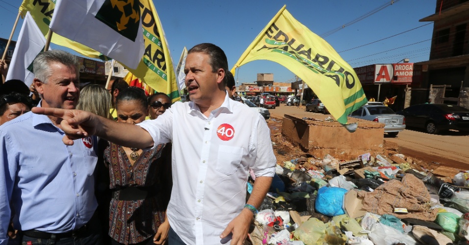 6.jul.2014 - Eduardo Campos, candidato do PSB à Presidência da República, faz campanha na favela do Sol Nascente, em Ceilândia, no Distrito Federal