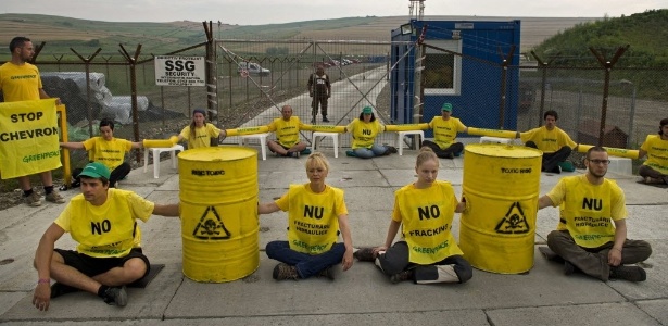 7.jul.2014 - Ativistas do Greenpeace bloqueiam a entrada do poço de exploração de gás de xisto da empresa americana Chevron, na vila de Pungesti, na Romênia - Daniel Mihailescu/ AFP