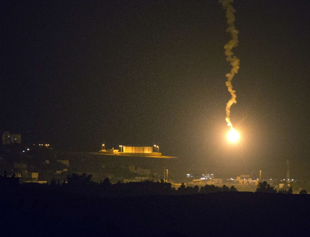 Foguetes iluminam os céus da região ao sul de Israel, na fronteira com a Faixa de Gaza, em ataque promovido pelas milícias palestinas - Jack Guez/AFP
