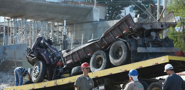 Caminhão é removido durante demolição parcial do viaduto que desabou na avenida Pedro I, em Belo Horizonte (MG) - Denilton Dias/O Tempo/Estadão Conteúdo