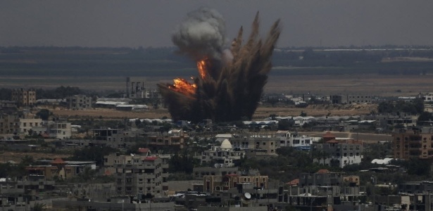 Fumaça e fogo são vistos durante bombardeio israelense em Rafah, no sul da faixa de Gaza