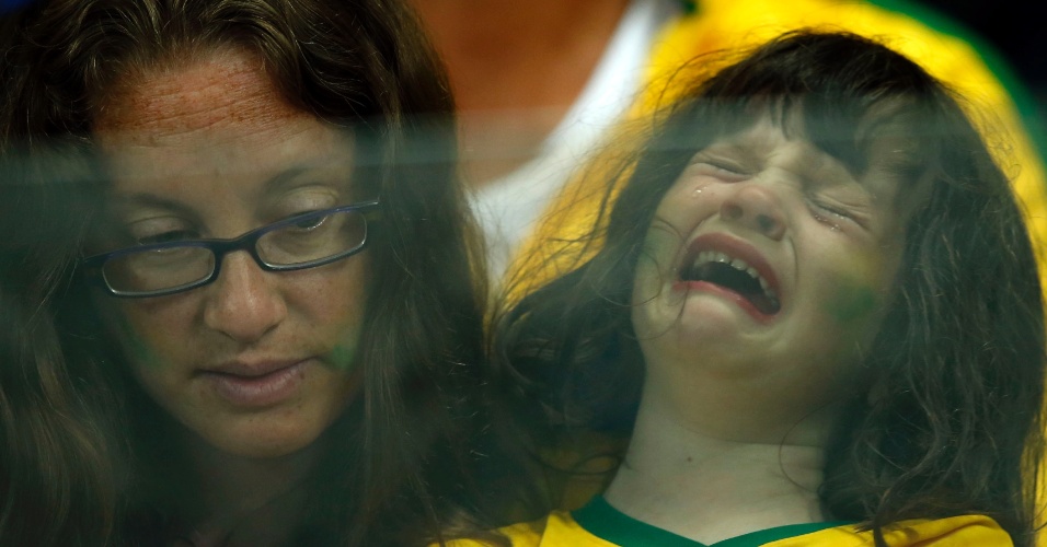 8.jul.2014 - Pequena torcedora chora após o Brasil ser eliminado pela Alemanha, goleada por 7 a 1, na semifinal da Copa do Mundo, no estádio do Mineirão, em Belo Horizonte (MG)