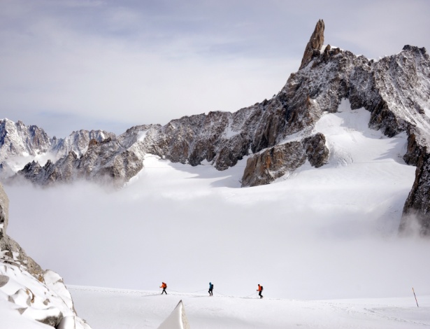 Grupo de três montanhistas sobe o Mont Blanc, montanha mais alta dos Alpes, que fica na fronteira entre a França e a Itália, em foto de 2013 - Jean-Pierre Clatot/AFP