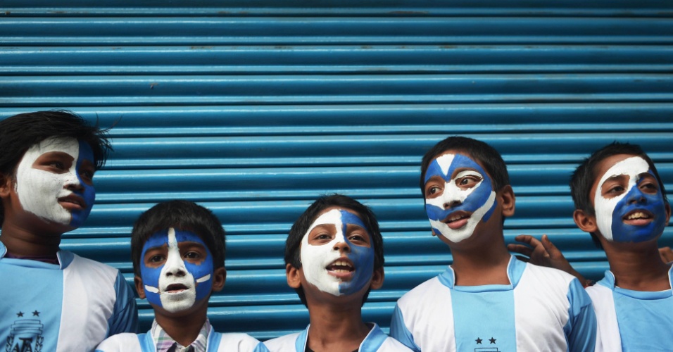 09.jul.2014 - Jovens torcedores de futebol com as caras pintadas nas cores da bandeira nacional da Argentina reúnem-se em apoio da equipe antes do jogo semi-final da Copa do Mundo da FIFA entre Argentina e Holanda, em Calcutá, na Índia