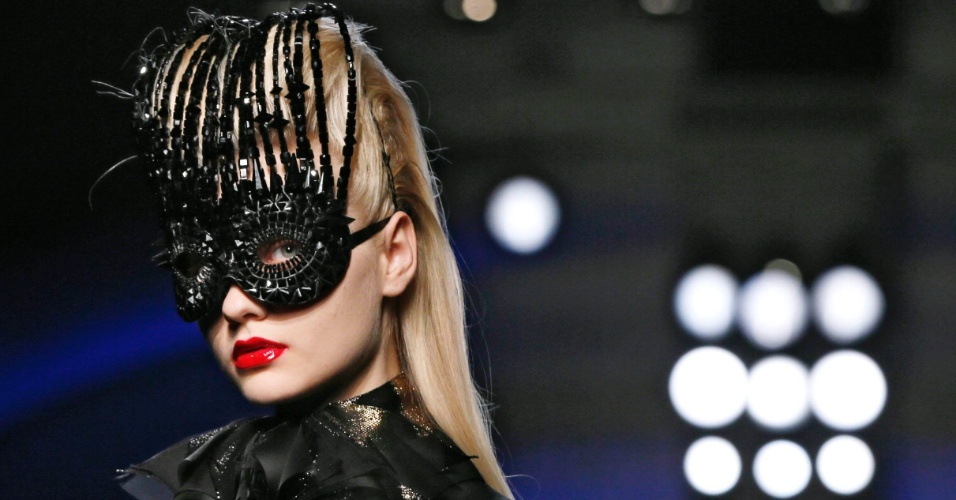 9.jul.2014 - Modelo apresenta uma criação do estilista francês Jean Paul Gaultier, no desfile da coleção Outono/Inverno 2014-2015, na Semana de Moda, em Paris, na França